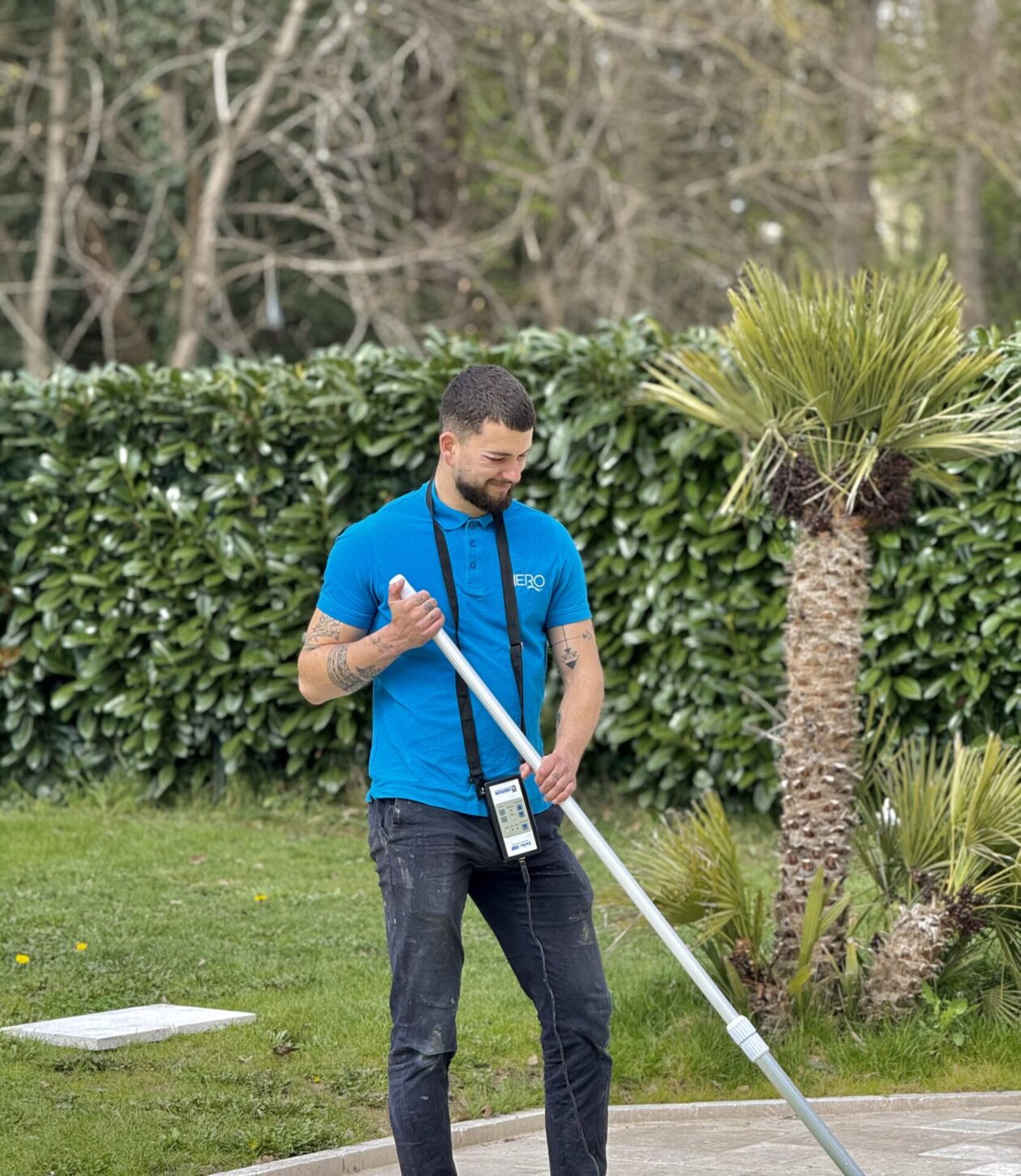 technicien avec polo bleu