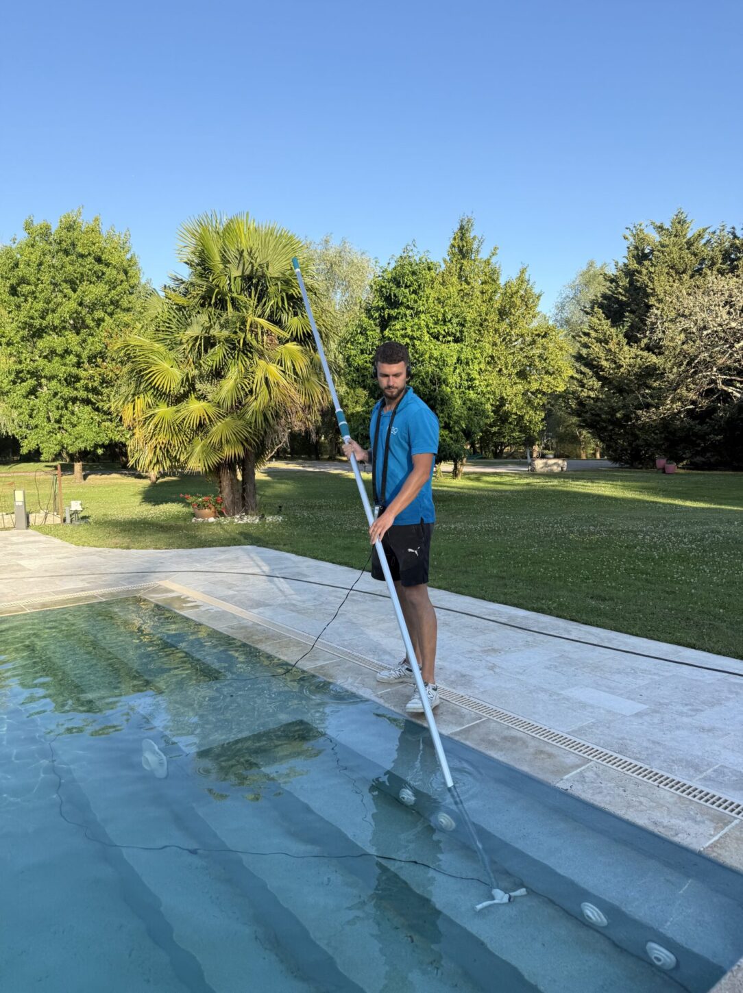 technicien derrière une piscine