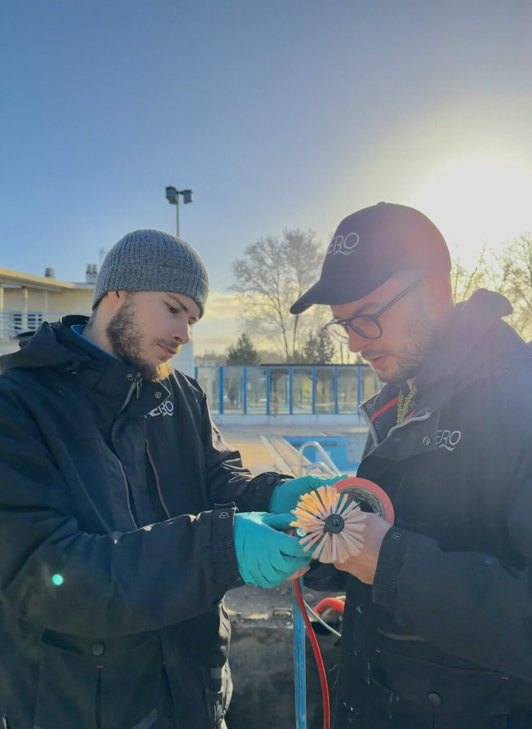 deux techniciens avec une brosse