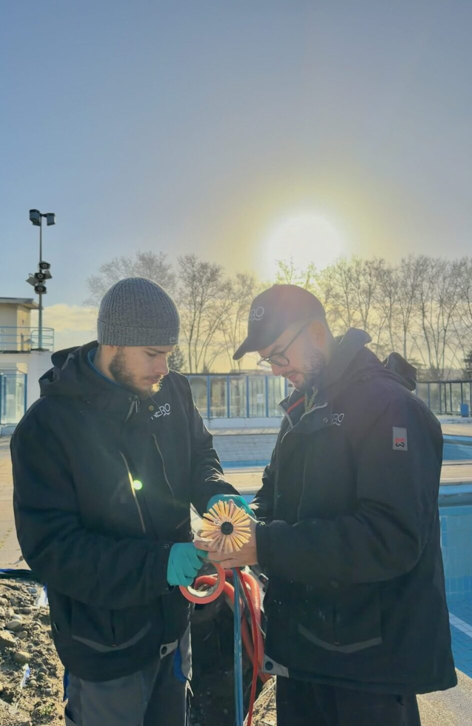 photo de deux techniciens