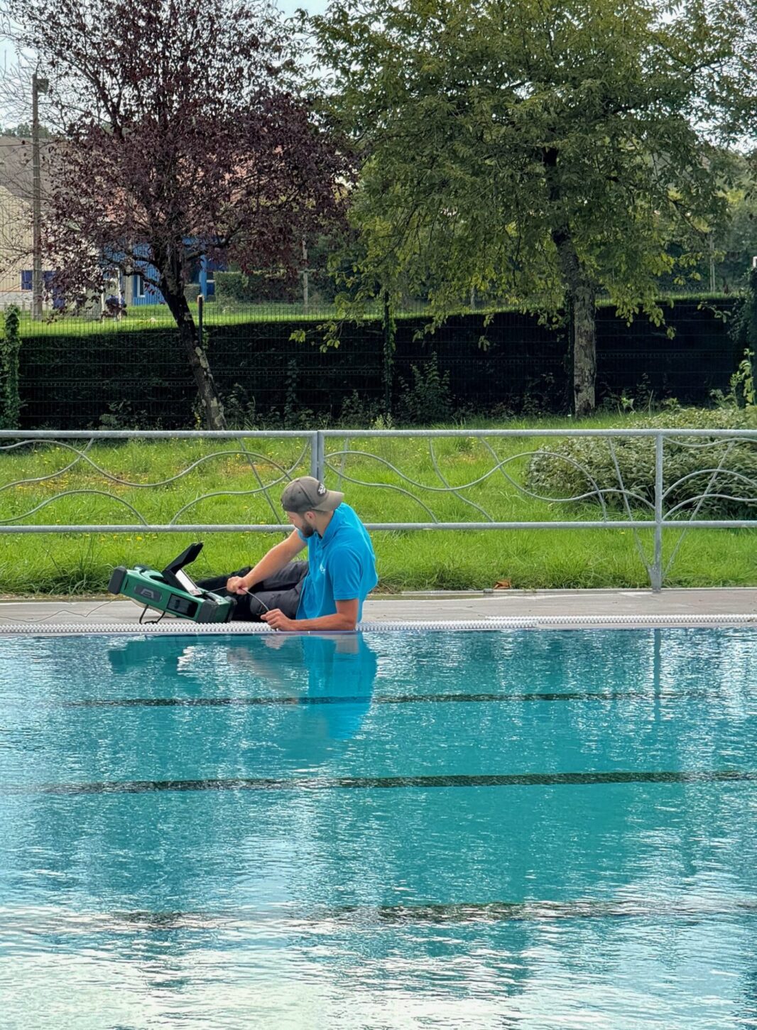 un technicien derrière sa piscine